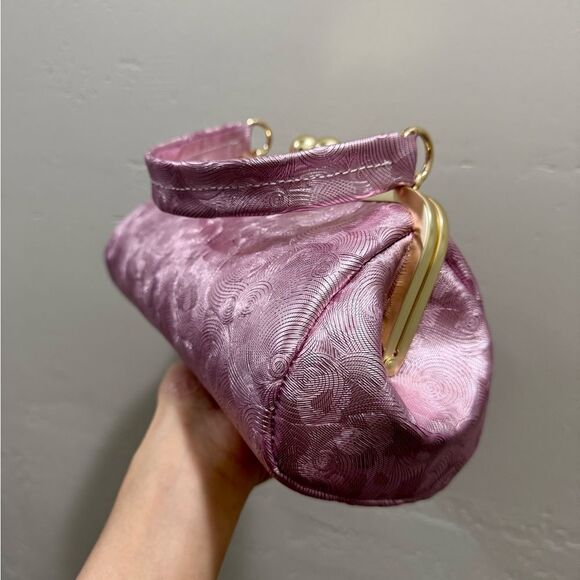 Metallic Fuchsia Cowhide Leather Spiral Embossed Kisslock Baguette Bag/Crossbody - Picture 10 of 12